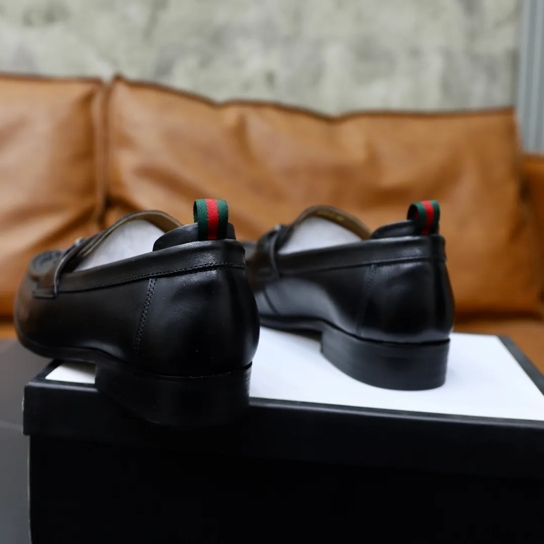 Men's shoes: 250🙅‍♂️🙅‍♂️🙅‍♂️Niuli Brand: GUCCI Size: 38-44 (45 can be customized) Level: Counter classic Material: Original soft cowhide upper Comfortable cowhide lining Original lightweight outsole Style category: Business casual footwear Driving leather shoes Color: Actual picture color
